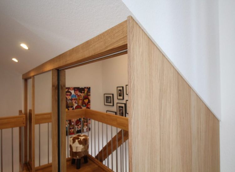 Spiegelschrank in einer Dachschräge