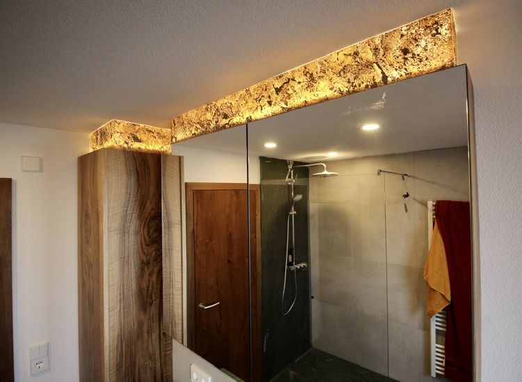 Badezimmer aus Nussbaum und Naturstein
