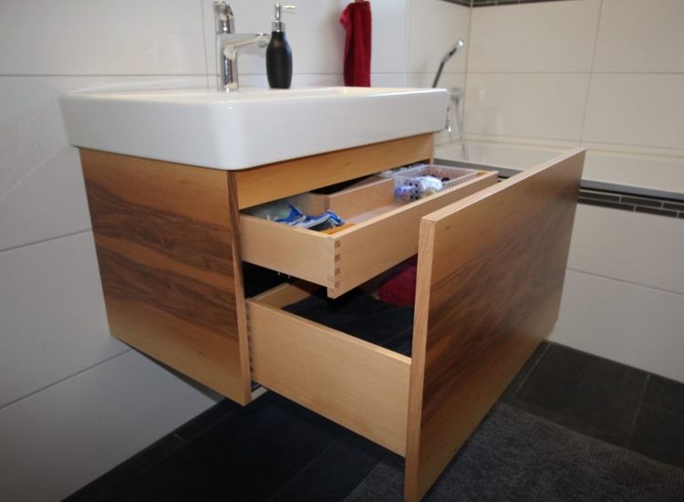 Badezimmermöbel aus Nussbaum