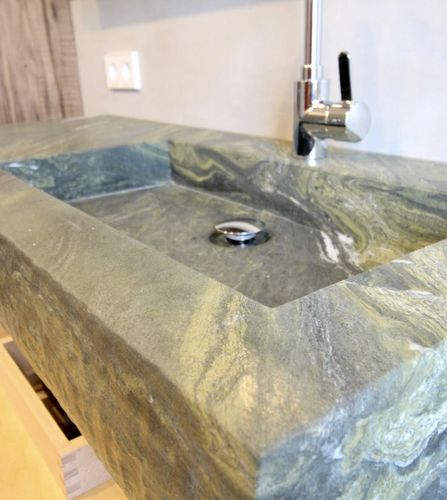 Badezimmer aus Nussbaum und Naturstein