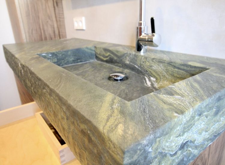 Badezimmer aus Nussbaum und Naturstein