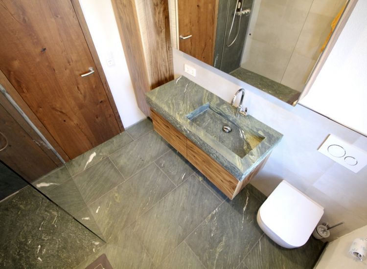 Badezimmer aus Nussbaum und Naturstein