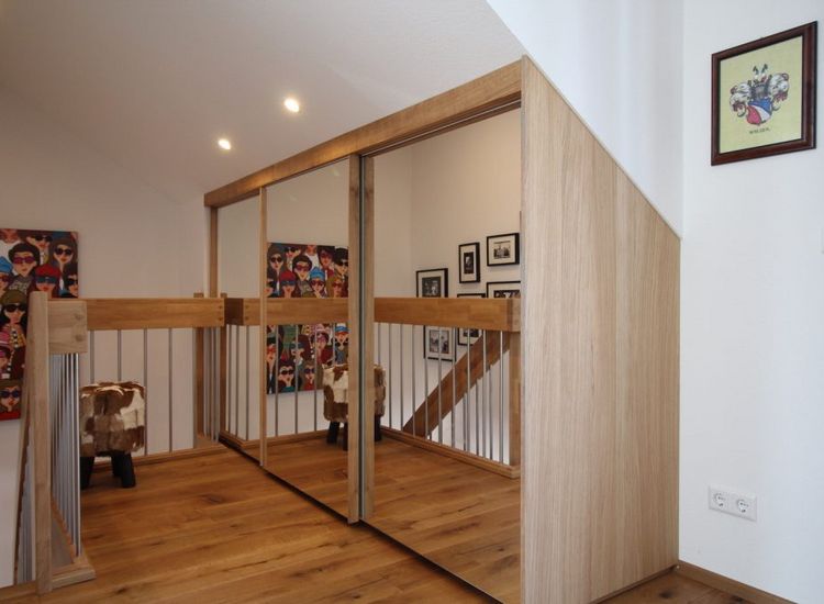 Spiegelschrank in einer Dachschräge