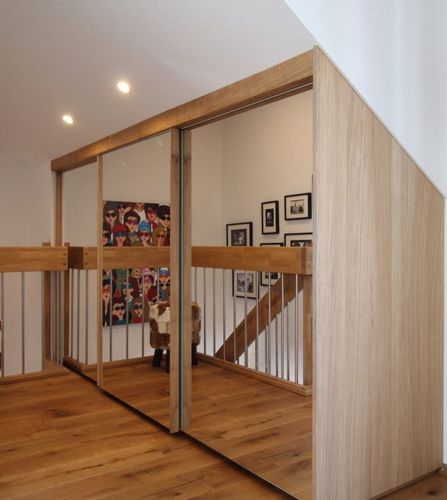 Spiegelschrank in einer Dachschräge
