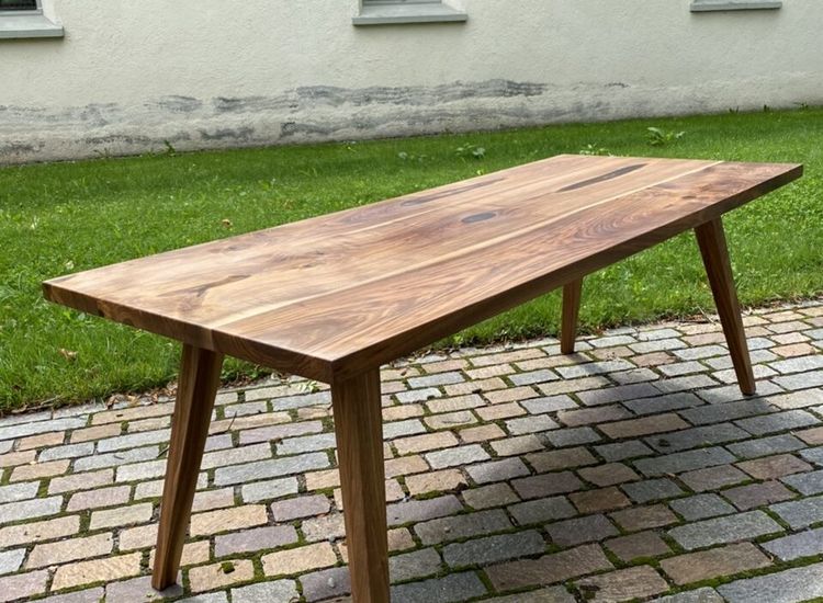 Esstisch aus heimischem Nussbaum