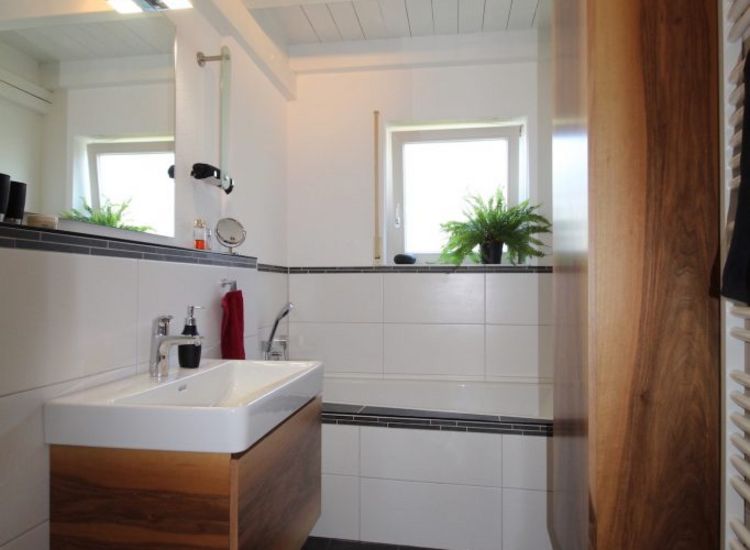 Badezimmermöbel aus Nussbaum