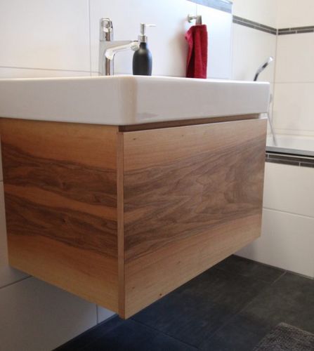 Badezimmermöbel aus Nussbaum