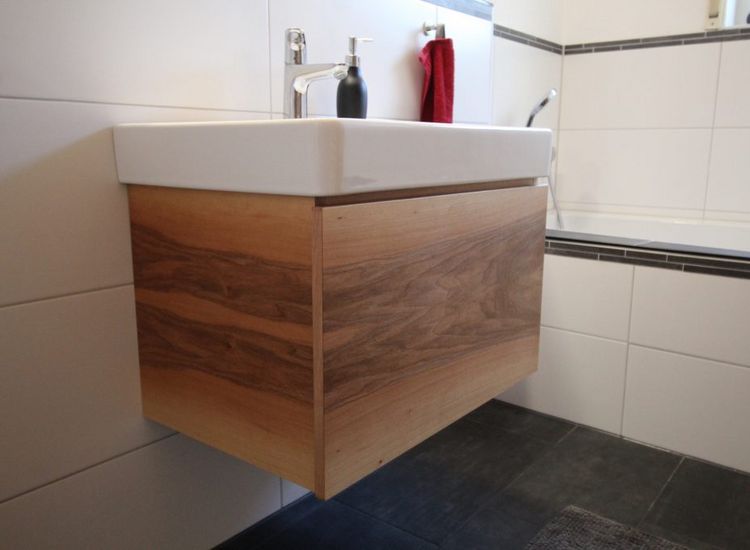 Badezimmermöbel aus Nussbaum