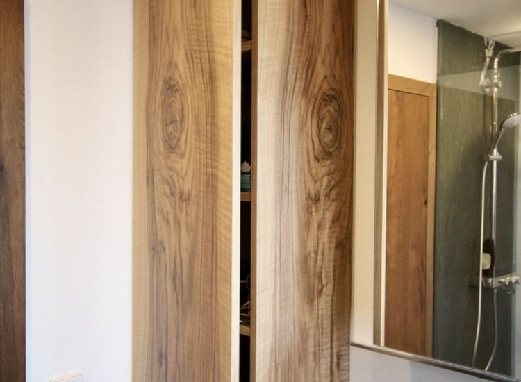 Badezimmer aus Nussbaum und Naturstein