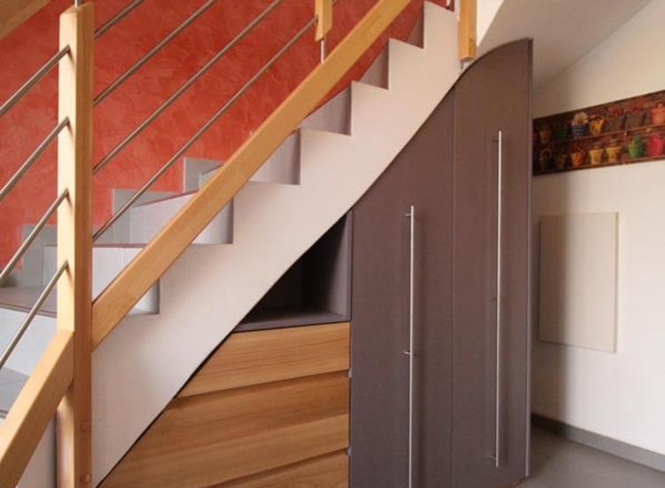 Treppenschrank