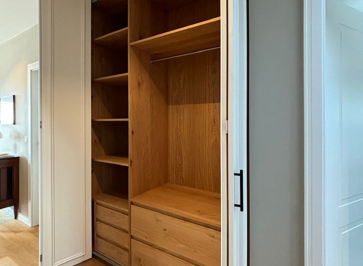  Garderobe mit Falttüren