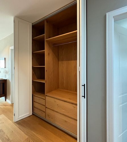  Garderobe mit Falttüren