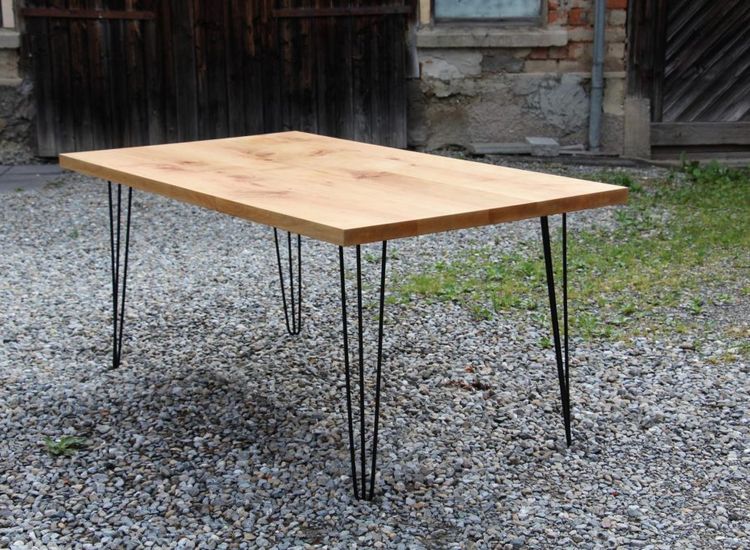 Tisch mit einem filigranen Gestell