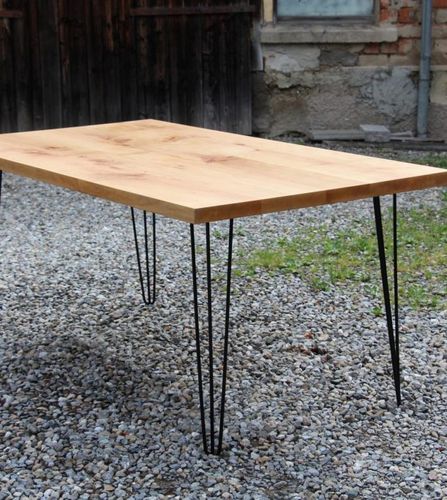 Tisch mit einem filigranen Gestell