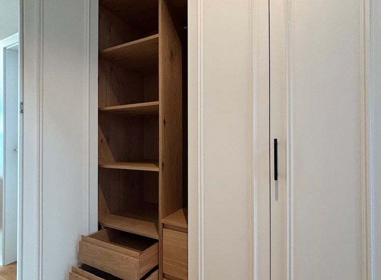  Garderobe mit Falttüren