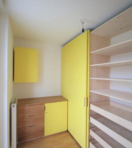 Ankleidezimmer mit Farbe