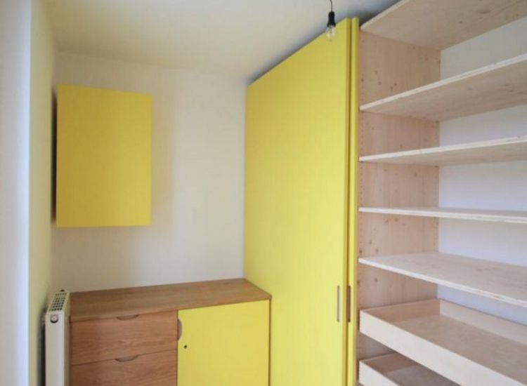 Ankleidezimmer mit Farbe