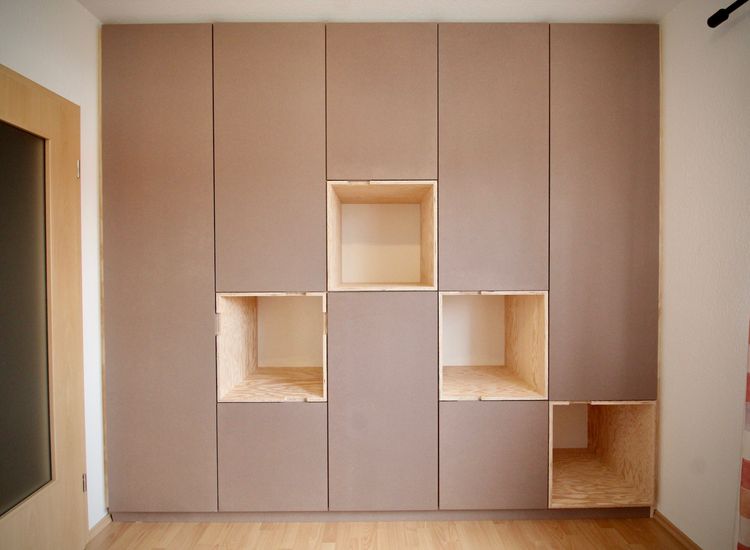 Einbauschrank mit Ablagefächern