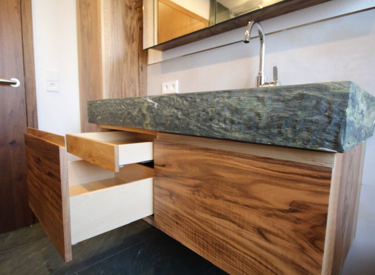 Badezimmer aus Nussbaum und Naturstein