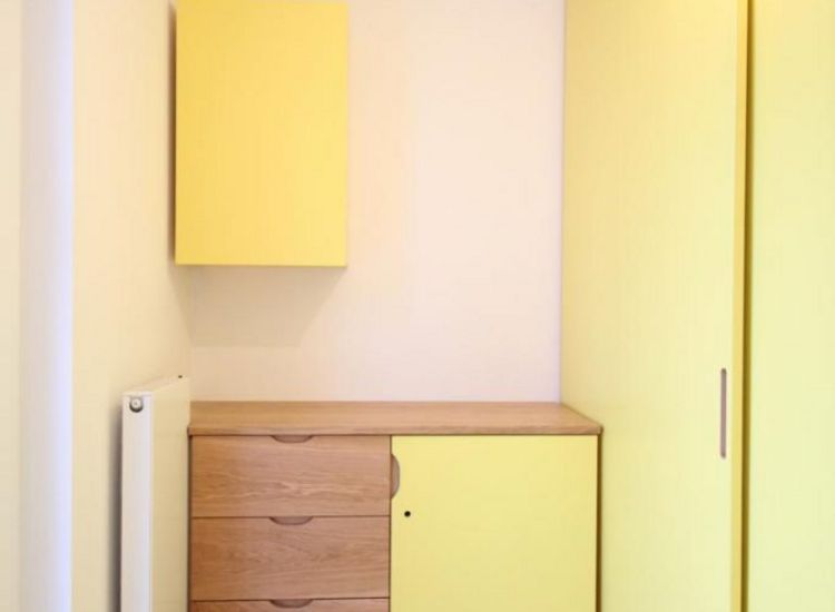 Ankleidezimmer mit Farbe