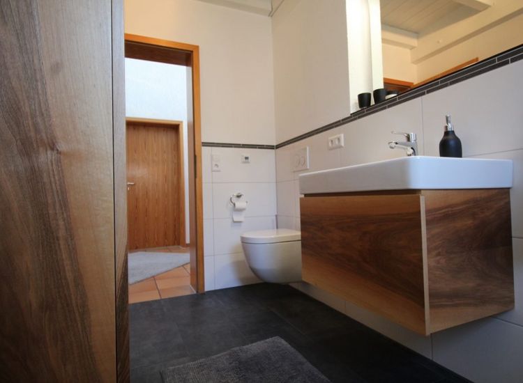 Badezimmermöbel aus Nussbaum