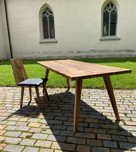Esstisch aus heimischem Nussbaum