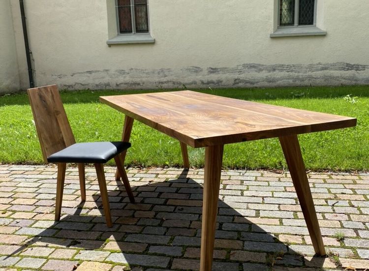 Esstisch aus heimischem Nussbaum