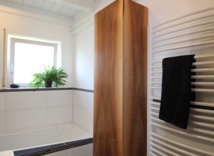 Badezimmermöbel aus Nussbaum