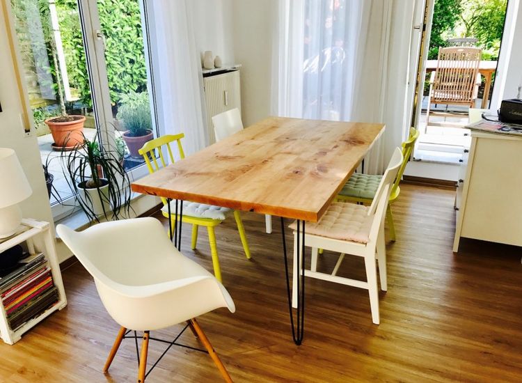 Tisch mit einem filigranen Gestell