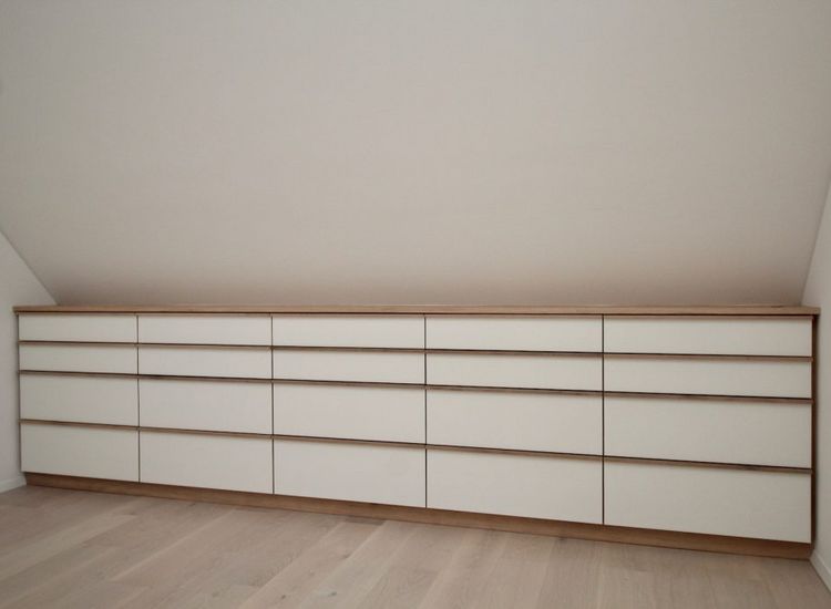 Ankleidemöbel in Dachschräge