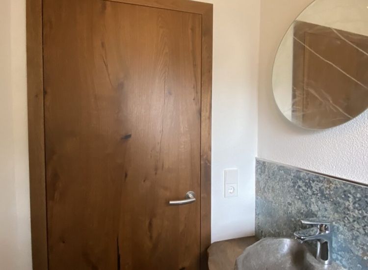 Badezimmer aus Nussbaum und Naturstein