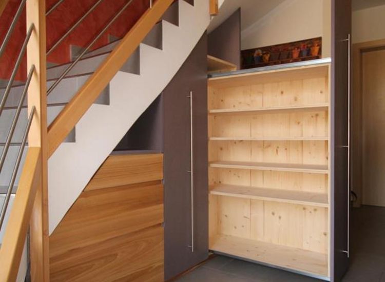 Treppenschrank